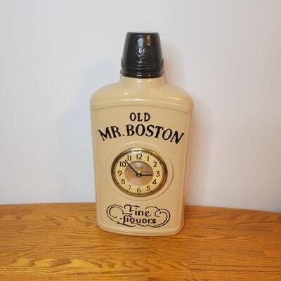 OLD MR BOSTON FINE LIQUOR METAL BOTTLE COLLECTORS CLOCK