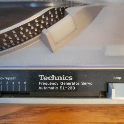 TECHNICS AUTOMATIC RECORD TURNTABLE SL230