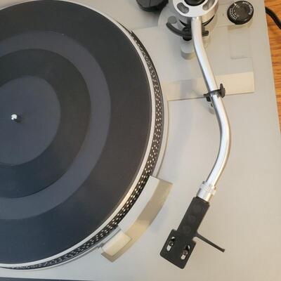 TECHNICS AUTOMATIC RECORD TURNTABLE SL230