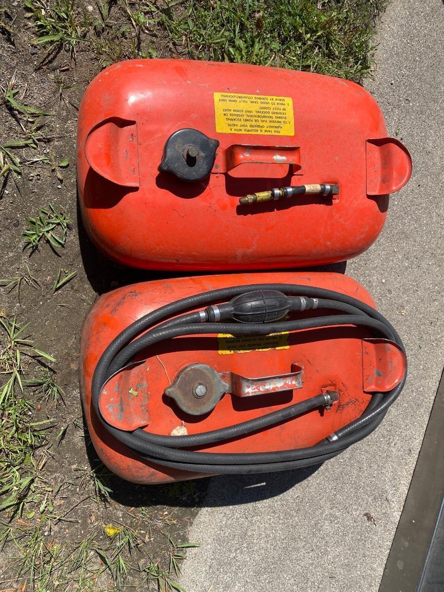 SH5 2 boat gas cans