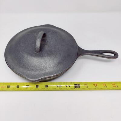 CRACKER BARREL MEDIUM CAST IRON SKILLET W/ LID