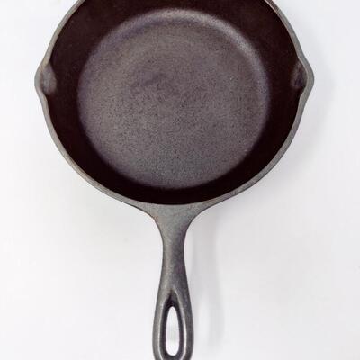 CRACKER BARREL MEDIUM CAST IRON SKILLET W/ LID