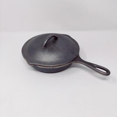 CRACKER BARREL MEDIUM CAST IRON SKILLET W/ LID