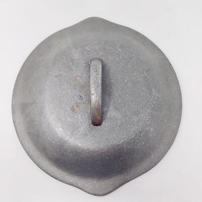 CRACKER BARREL MEDIUM CAST IRON SKILLET W/ LID
