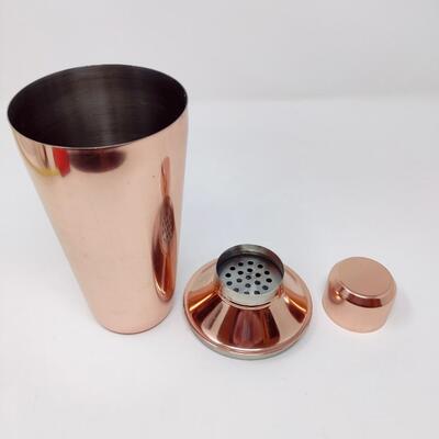 COCKTAIL SHAKER AND ACCESSORIES