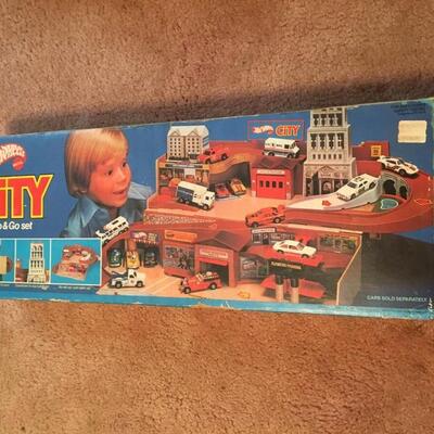 Hot Wheels Sto & Go Set w/Box