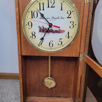 BUDWEISER BATTERY OPERATED WALL CLOCK