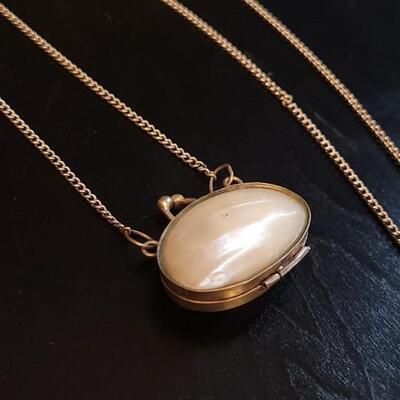 Lot 33: Vintage Clamshell Necklace Pendant with Necklace