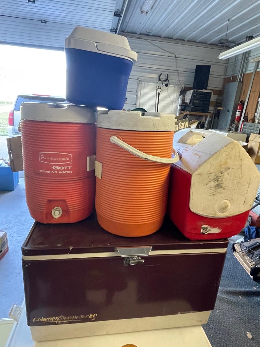 FS62 Six coolers, some with bad handles, to drinking all need to be