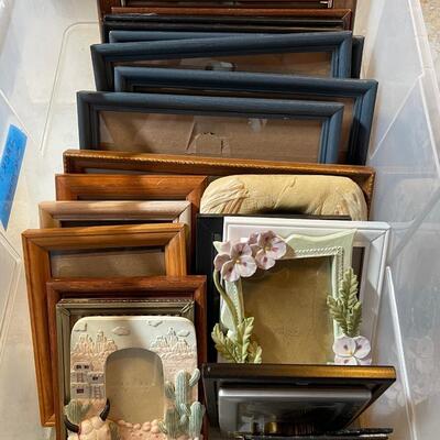B14 Picture frames and tote