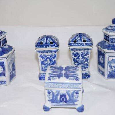 GROUPING OF BLUE AND WHITE DECORATIVE JARS SM. ASIAN DECOR. CHINA POST 60'S