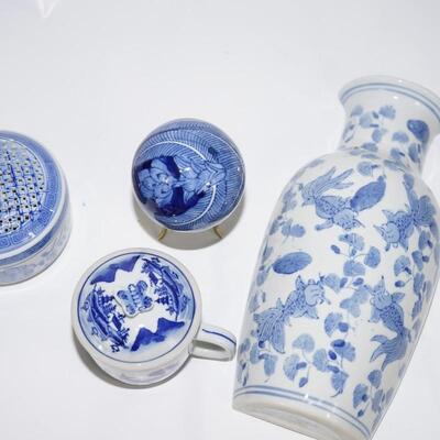GROUPING OF CERAMIC BLUE & WHITE GLAZED ARTICLES TO INCLUDE BALL