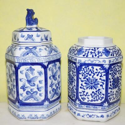 PAIR OF ASIAN STYLE BLUE & WHITE GLAZED JARS WITH FOO DOG FINIAL. - CONTEMPORARY