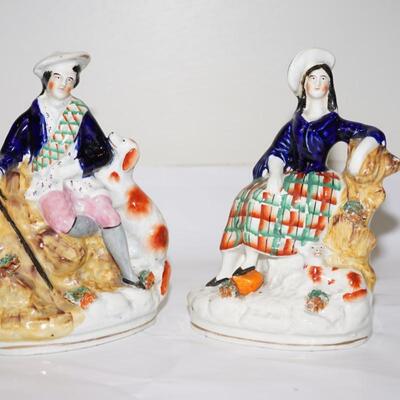 ANTIQUE 1860'S STAFFORDSHIRE FIGURINES MAN & WOMAN IN SCOTTISH ATTIRE LEANING ON ROCK