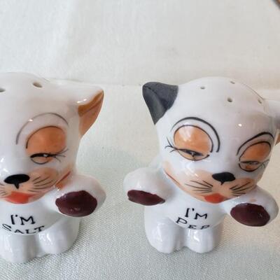 Cute cats salt and pepper shakers