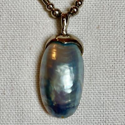 Pearlized Pendant on Linked Chain