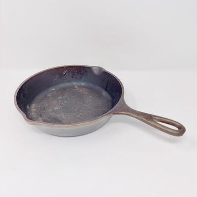 CRACKER BARREL CAST IRON 8" SKILLET