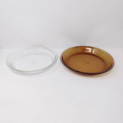 SET OF CLEAR PYREX AND AMBER ANCHOR HOCKING GLASS PIE PLATES
