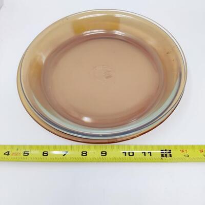 SET OF CLEAR PYREX AND AMBER ANCHOR HOCKING GLASS PIE PLATES