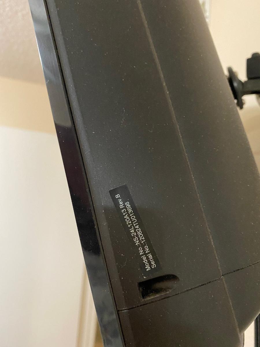 Insignia Flat Screen TV with Wall Mount Model NS24L120A13