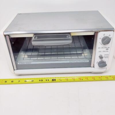 BLACK & DECKER TOASTER OVEN W/ EXTRA SHEETS/TRAYS