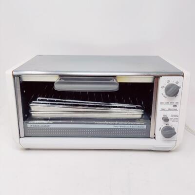 BLACK & DECKER TOASTER OVEN W/ EXTRA SHEETS/TRAYS