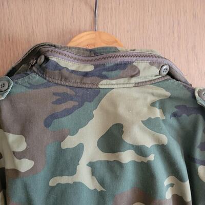 CAMOUFLAGED ARMY MENS JACKET SIZE LARGE