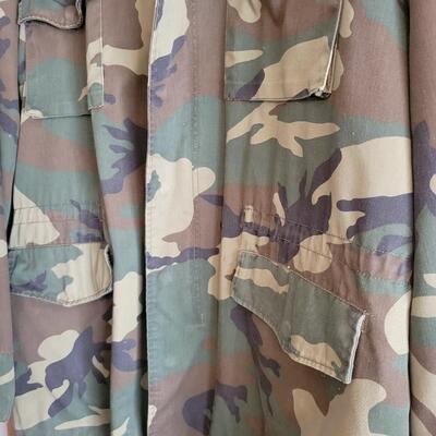 CAMOUFLAGED ARMY MENS JACKET SIZE LARGE