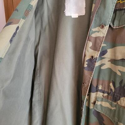 CAMOUFLAGED ARMY MENS JACKET SIZE LARGE