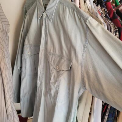 LARGE BUNDLE OF MENS CLOTHES SIZE MED - LARGE 40 PLUS PCS