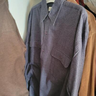 LARGE BUNDLE OF MENS CLOTHES SIZE MED - LARGE 40 PLUS PCS