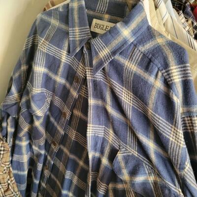 LARGE BUNDLE OF MENS CLOTHES SIZE MED - LARGE 40 PLUS PCS