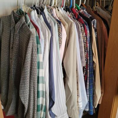 LARGE BUNDLE OF MENS CLOTHES SIZE MED - LARGE 40 PLUS PCS
