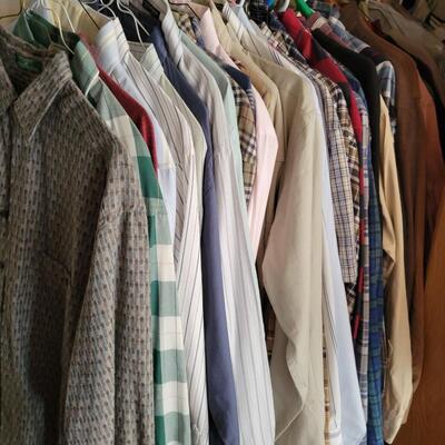 LARGE BUNDLE OF MENS CLOTHES SIZE MED - LARGE 40 PLUS PCS