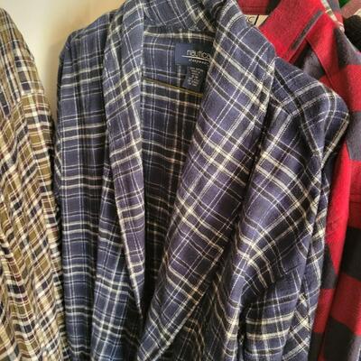 LARGE BUNDLE OF MENS CLOTHES SIZE MED - LARGE 40 PLUS PCS