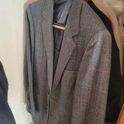 LARGE BUNDLE OF MENS CLOTHES SIZE MED - LARGE 40 PLUS PCS