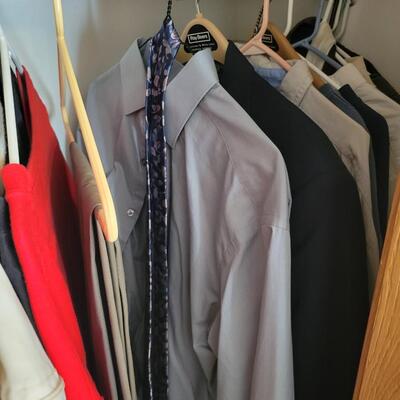 LARGE BUNDLE OF MENS CLOTHES SIZE MED - LARGE 40 PLUS PCS
