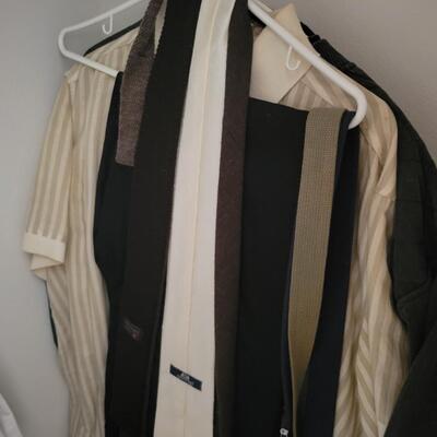 LARGE BUNDLE OF MENS CLOTHES SIZE MED - LARGE 40 PLUS PCS