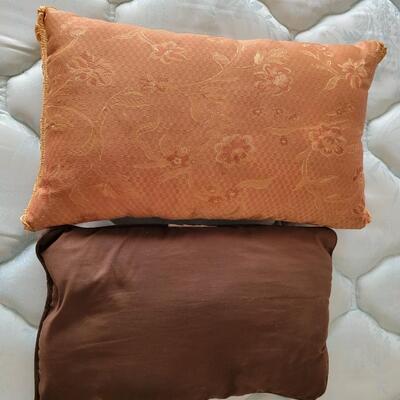 DECORATIVE PILLOW LOT 2 PC