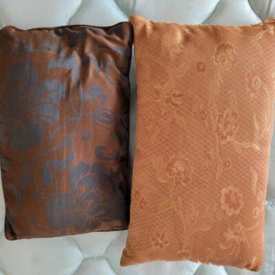 DECORATIVE PILLOW LOT 2 PC