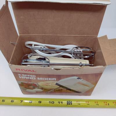 VINTAGE RIVAL ELECTRIC HAND MIXER