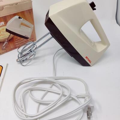 VINTAGE RIVAL ELECTRIC HAND MIXER