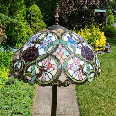 Lot 154: Tiffany Glass Style Floor Lamp