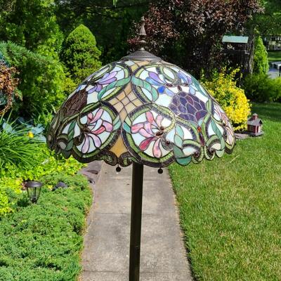 Lot 154: Tiffany Glass Style Floor Lamp