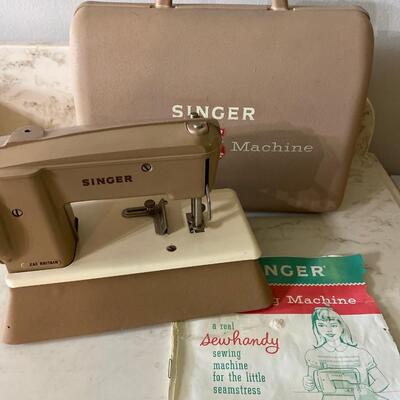 Child's Singer sewing machine so handy 40 K