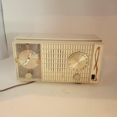 VINTAGE COUNTER TOP RADIO - DOES WORK