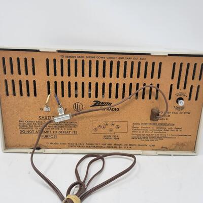 VINTAGE COUNTER TOP RADIO - DOES WORK
