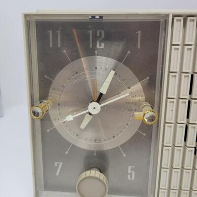 VINTAGE COUNTER TOP RADIO - DOES WORK