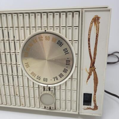 VINTAGE COUNTER TOP RADIO - DOES WORK