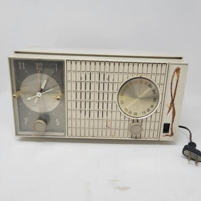VINTAGE COUNTER TOP RADIO - DOES WORK